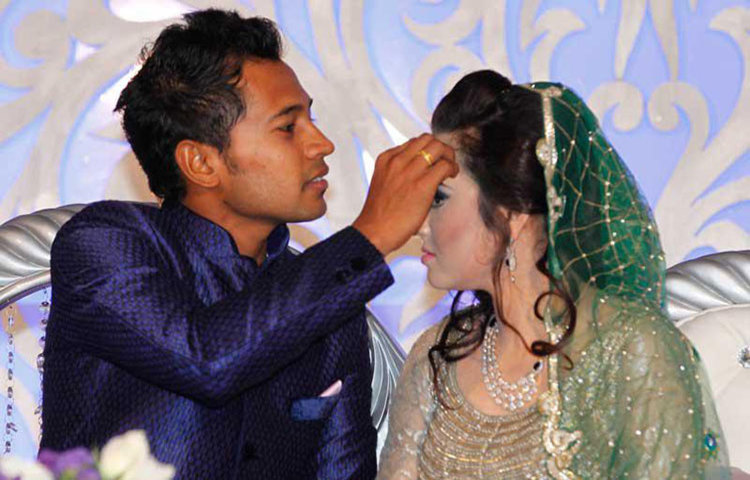 আর্মি গলফ গার্ডেনে ২৭ সেপ্টেম্বর বিবাহোত্তর সংবর্ধনা অনুষ্ঠানে স্ত্রীর সঙ্গে মুশফিকুর রহিম। জান্নাতুল কিফায়াতের সঙ্গে নতুন জীবনের অধ্যায় শুরু করেলেন তিনি