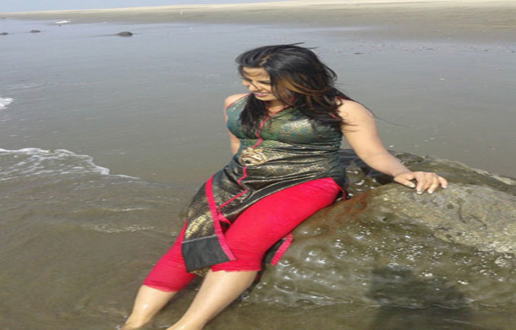 কক্সবাজার সমুদ্র সৈকতে মাস্তিতে মেতেছেন অভিনেত্রী পুষ্পিতা পপি