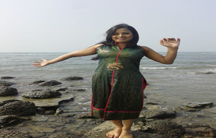 কক্সবাজার সমুদ্র সৈকতে মাস্তিতে মেতেছেন অভিনেত্রী পুষ্পিতা পপি