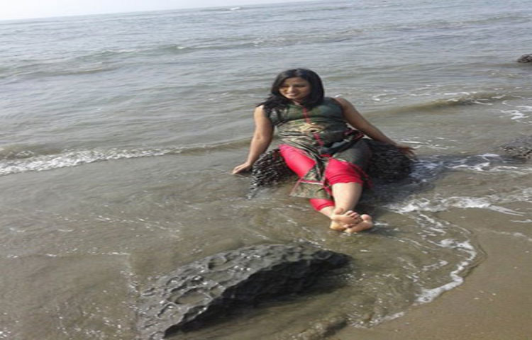 কক্সবাজার সমুদ্র সৈকতে মাস্তিতে মেতেছেন অভিনেত্রী পুষ্পিতা পপি