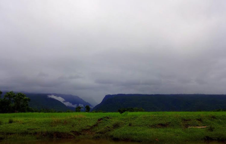 বিছনাকান্দিতে আপনি যখন নৌকা করে বের হবেন, তখন এমন সব দৃশ্য চোখে পরবে। ছবি: রিফাত শুভ