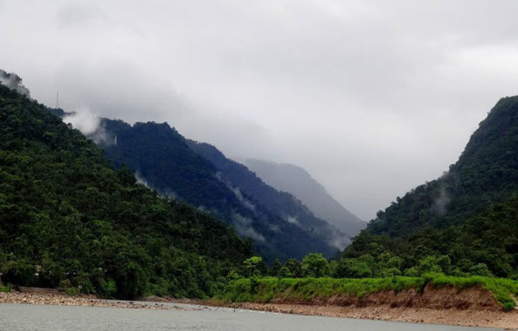 বিছনাকান্দির চারপাশ জুড়ে মেঘের লুকোচুরি। ছবি: রিফাত শুভ