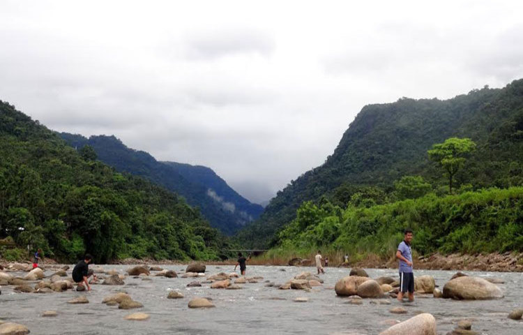 বিছানাকান্দির স্রোতধারায় পাথর আর পাথর। ছবি: রিফাত শুভ