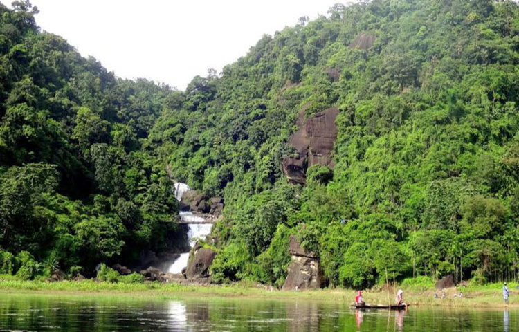 দূর পাহাড়ের কোল থেকে বিছানাকান্দিতে নেমে এসেছে ঝড়ণা। ছবি: রিফাত শুভ