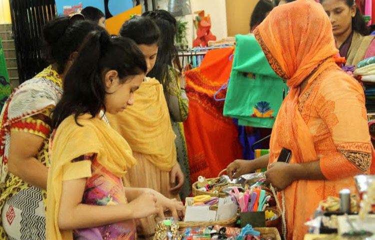 ঈদ যতই ঘনিয়ে আসছে রাজধানীর মাকের্টগুলোতে ততই বাড়ছে ক্রেতাদের সমাগম