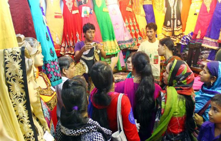 ঈদ যতই ঘনিয়ে আসছে রাজধানীর মাকের্টগুলোতে ততই বাড়ছে ক্রেতাদের সমাগম