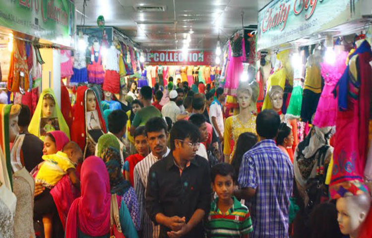 ঈদ যতই ঘনিয়ে আসছে রাজধানীর মাকের্টগুলোতে ততই বাড়ছে ক্রেতাদের সমাগম