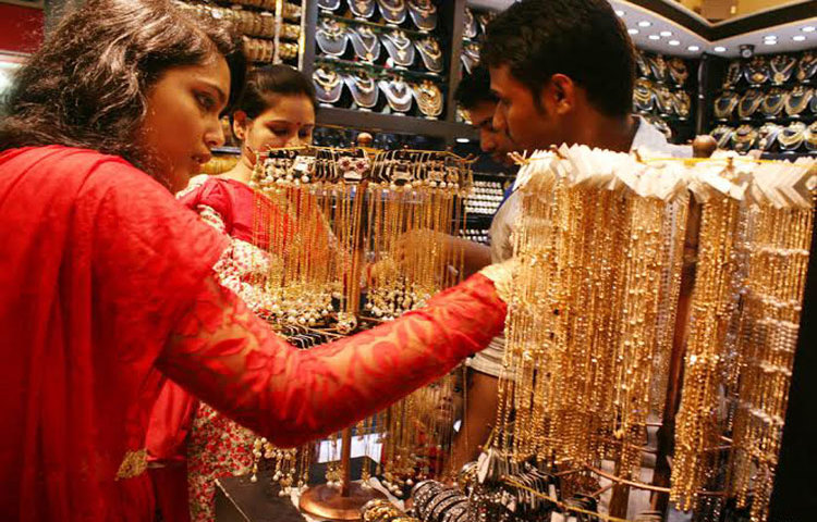 ঈদ যতই ঘনিয়ে আসছে রাজধানীর মাকের্টগুলোতে ততই বাড়ছে ক্রেতাদের সমাগম