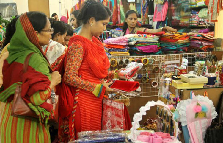 ঈদ যতই ঘনিয়ে আসছে রাজধানীর মাকের্টগুলোতে ততই বাড়ছে ক্রেতাদের সমাগম