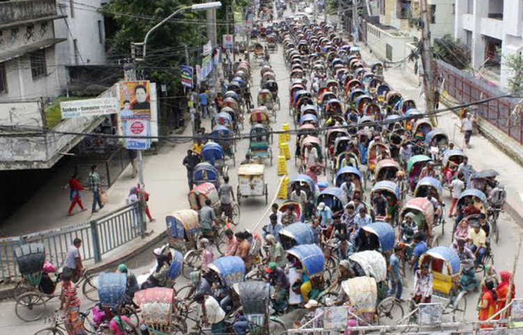 রাজধানীর সাইন্সল্যাব এলাকার সড়কে দীর্ঘ রিকশার যানজট