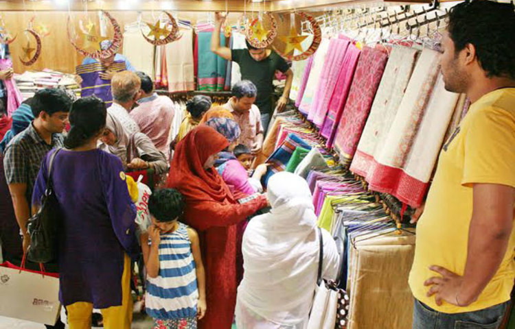 আসছে ঈদ, আর ঈদের কেনাকাটায় রাজধানীর মার্কেটগুলোতে বেড়েছে ক্রেতাদের ভীড়