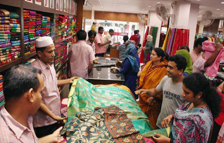 আসছে ঈদ, আর ঈদের কেনাকাটায় রাজধানীর মার্কেটগুলোতে বেড়েছে ক্রেতাদের ভীড়