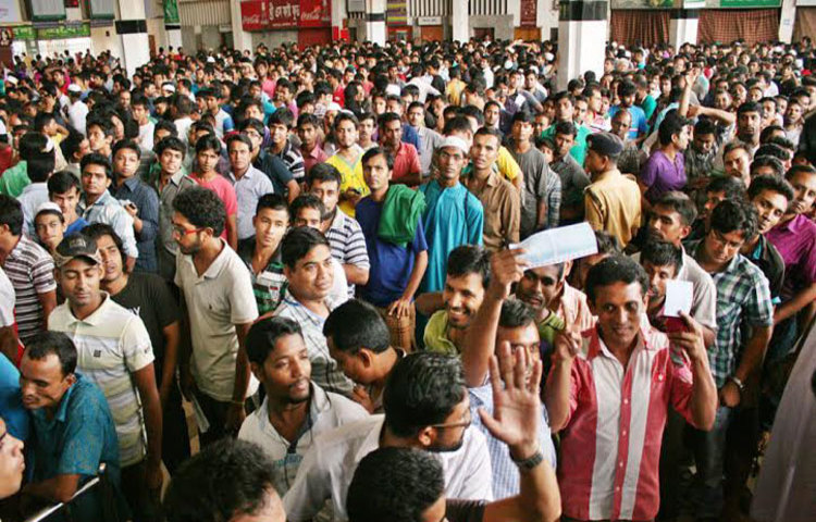 ঈদে বাড়ি ফিরতে কমলাপুর রেল স্টেশনে অগ্রিম টিকেট ক্রয়ের জন্য যাত্রীদের ভীড়