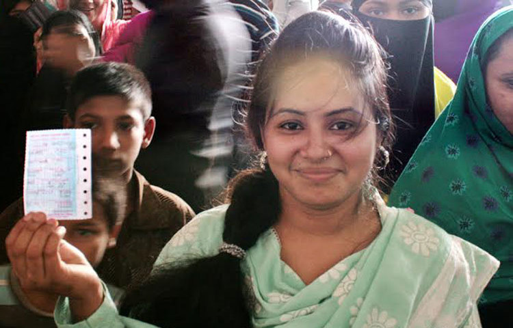 ঈদে বাড়ি ফিরতে কমলাপুর রেল স্টেশনে অগ্রিম টিকেট পেয়ে তা দেখাচ্ছেন এক যাত্রী