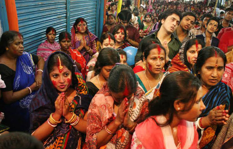 শনিবার পুরান ঢাকার শাখারী বাজাররে অনুষ্ঠিত বিপদনাশালী পূজা অর্চনা করছে ভক্তরা