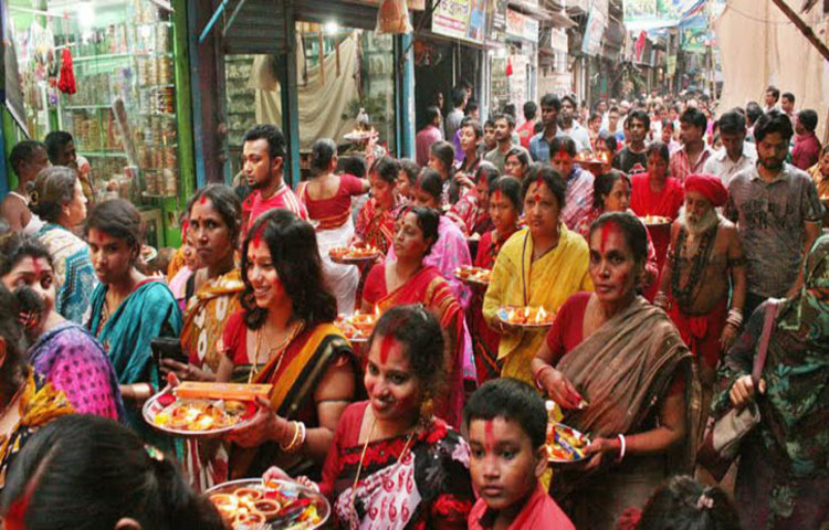 শনিবার পুরান ঢাকার শাখারী বাজারে অনুষ্ঠিত বিপদনাশালী পূজা অর্চনা করছেন ভক্তরা