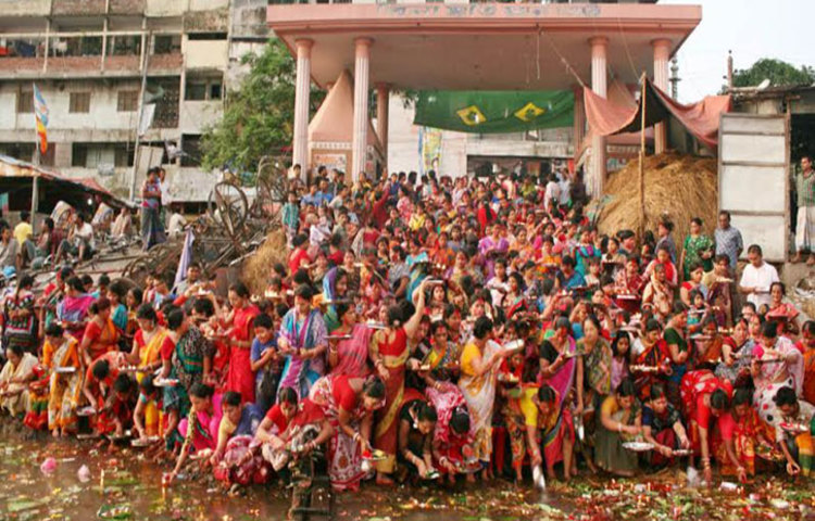 শনিবার পুরান ঢাকার শাখারী বাজাররে অনুষ্ঠিত বিপদনাশালী পূজা অর্চনা করছে ভক্তরা