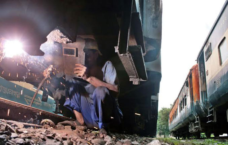 ঈদে ঘরমুখো মানুষদের বাড়ি ফিরাতে ট্রেনের বগি ও ইঞ্জিন মেরামতের কাজ চলছে দ্রুত গতিতে