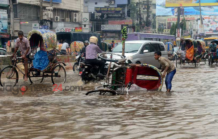 মঙ্গলবারের টানা বৃষ্টিতে তলিয়ে যায় রাজধানীর গুরুত্বপূর্ণ সড়ক, এতে ভোগান্তিতে পড়ে সাধারণ মানুষ। ছবিটি শান্তিনগর এলাকা থেকে তোলা