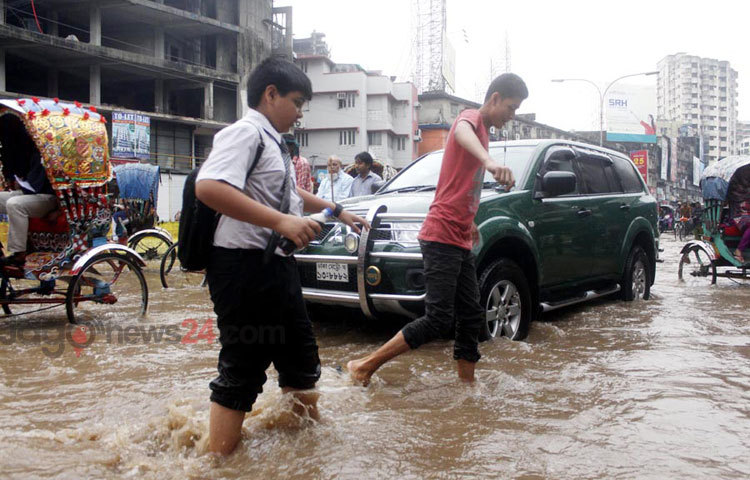 মঙ্গলবারের টানা বৃষ্টিতে তলিয়ে যায় রাজধানীর গুরুত্বপূর্ণ সড়ক, এতে ভোগান্তিতে পড়ে সাধারণ মানুষ। ছবিটি শান্তিনগর এলাকা থেকে তোলা