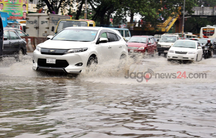 মঙ্গলবারের টানা বৃষ্টিতে তলিয়ে যায় রাজধানীর গুরুত্বপূর্ণ সড়ক, এতে ভোগান্তিতে পড়ে সাধারণ মানুষ। ছবিটি শান্তিনগর এলাকা থেকে তোলা