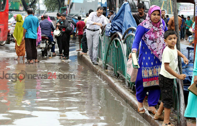 মঙ্গলবারের টানা বৃষ্টিতে তলিয়ে যায় রাজধানীর গুরুত্বপূর্ণ সড়ক, এতে ভোগান্তিতে পড়ে সাধারণ মানুষ। ছবিটি শান্তিনগর এলাকা থেকে তোলা