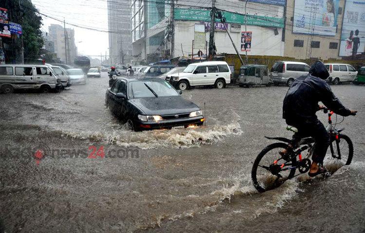 মঙ্গলবারের টানা বৃষ্টিতে তলিয়ে যায় রাজধানীর গুরুত্বপূর্ণ সড়ক, এতে ভোগান্তিতে পড়ে সাধারণ মানুষ। ছবিটি শান্তিনগর এলাকা থেকে তোলা