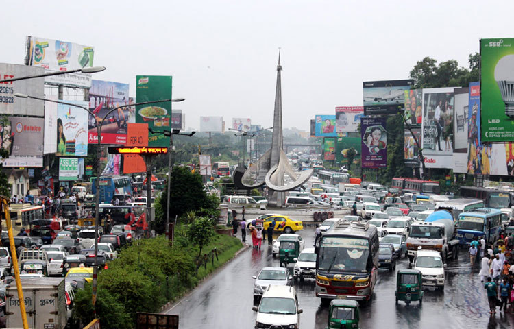 মঙ্গলবারের টানা বৃষ্টিতে তলিয়ে যায় রাজধানীর গুরুত্বপূর্ণ সড়ক, এতে ভোগান্তিতে পড়ে সাধারণ মানুষ। ছবিটি শান্তিনগর এলাকা থেকে তোলা
