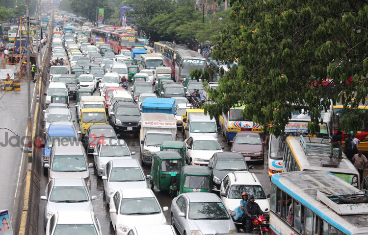 মঙ্গলবারের টানা বৃষ্টিতে তলিয়ে যায় রাজধানীর গুরুত্বপূর্ণ সড়ক, এতে ভোগান্তিতে পড়ে সাধারণ মানুষ। ছবিটি শান্তিনগর এলাকা থেকে তোলা