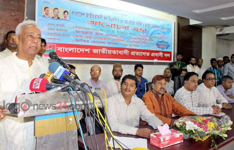 বুধবার জাতীয় প্রেসক্লাবে প্রত্যাগত প্রবাসীদল আয়োজিত এক আলোচনা সভায় উপস্থিত অতিথিবৃন্দ