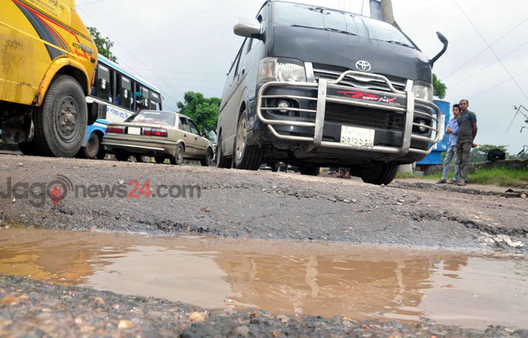রাজধানীর বিশ্ব রোড এলাকার রাস্তার বেহাল দশা। ছবিটি রোববার তোলা
