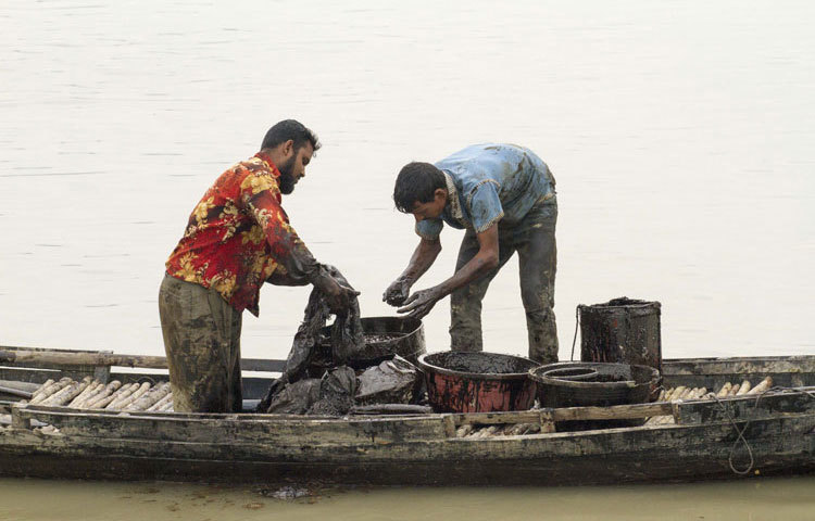 সুন্দরবনে ট্যাংকার দুর্ঘটনার পর ছড়িয়ে পড়ছে তেল এখনো কৃত্রিম পদ্ধতিতে সংগ্রহ করছেন স্থানীয় জনগণ
