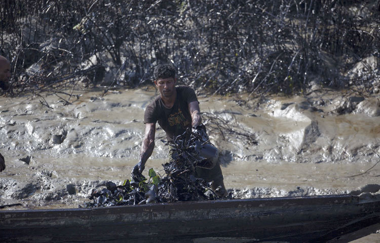 সুন্দরবনে ট্যাংকার দুর্ঘটনার পর ছড়িয়ে পড়ছে তেল এখনো কৃত্রিম পদ্ধতিতে সংগ্রহ করছেন স্থানীয় জনগণ