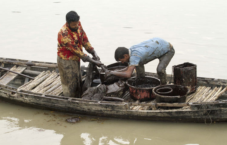 সুন্দরবনে ট্যাংকার দুর্ঘটনার পর ছড়িয়ে পড়ছে তেল এখনো কৃত্রিম পদ্ধতিতে সংগ্রহ করছেন স্থানীয় জনগণ
