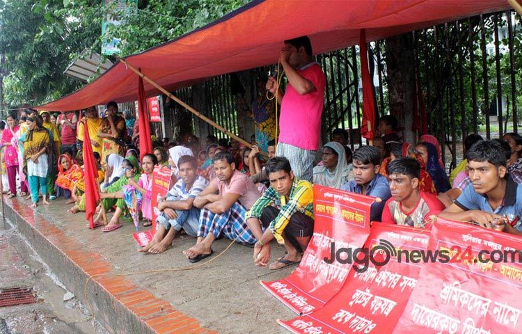 বকেয়া বেতন ও ঈদ বোনাসের দাবিতে গত ১২ জুলাই থেকে জাতীয় প্রেসক্লাবের সামনে টানা আন্দোলন করে যাচ্ছেন সোয়ান গার্মেন্টের শ্রমিকরা।