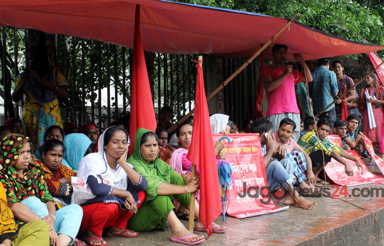 বকেয়া বেতন ও ঈদ বোনাসের দাবিতে গত ১২ জুলাই থেকে জাতীয় প্রেসক্লাবের সামনে টানা আন্দোলন করে যাচ্ছেন সোয়ান গার্মেন্টের শ্রমিকরা।
