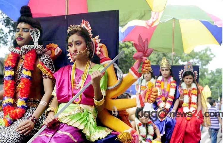 সনাতন ধর্মাবলম্বীদের উল্টো রথযাত্রা উপলক্ষে রোববার বিকেলে জাতীয় প্রেস ক্লাবের সামনে শোভাযাত্রা।