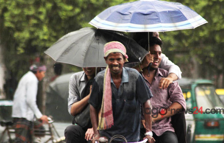 রাজধানীতে দিনব্যাপী গুড়ি গুড়ি বৃষ্টির চিত্র। দুর্ভোগে নগরবাসীরা।