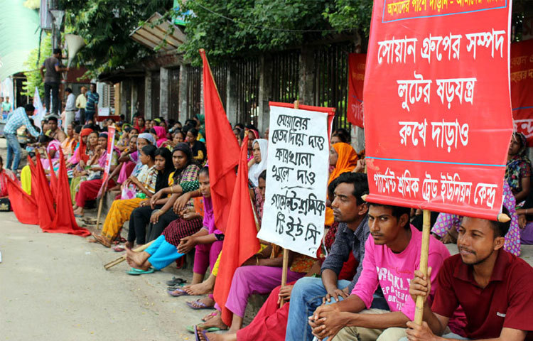 বকেয়া বেতন ও ঈদ বোনাসের দাবিতে গত ১২ জুলাই থেকে জাতীয় প্রেসক্লাবের সামনে টানা আন্দোলন করে যাচ্ছেন সোয়ান গার্মেন্টের শ্রমিকরা।