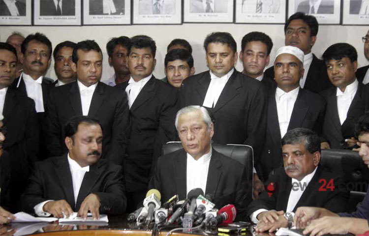 সাকা চৌধুরীর মৃত্যুদণ্ডের রায় বহাল রেখেছেন সু্প্রিম কোর্টের আপিল বিভাগ। এসময় উভয়পক্ষের আইনজীবীরা সাংবাদিকদের সঙ্গে কথা বলেন।