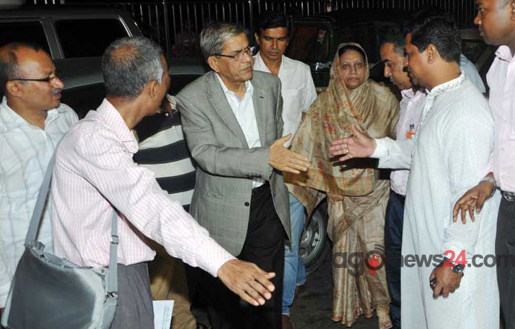 চিকিৎসার জন্য সিঙ্গাপুর যাত্রার প্রাক্কালে রোববার হযরত শাহ জালাল আন্তর্জাতিক বিমান বন্দরে মির্জা ফখরুল আলমগীর।
