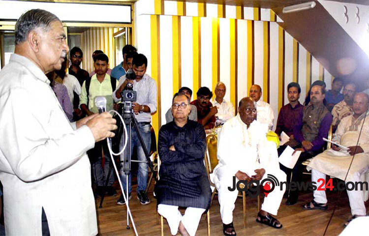 বৃহস্পতিবার বিকেল সাড়ে ৩টার দিকে রাজধানীর হোটেল ঈশা খাঁতে রাজনীতিবিদ ও বিশিষ্ট নাগরিকদের সঙ্গে গণফোরাম সভাপতি ড. কামাল হোসেনের চা-চক্র।