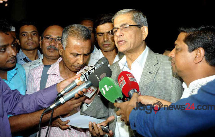 চিকিৎসার জন্য সিঙ্গাপুর যাত্রার প্রাক্কালে রোববার হযরত শাহ জালাল আন্তর্জাতিক বিমান বন্দরে মির্জা ফখরুল আলমগীর।