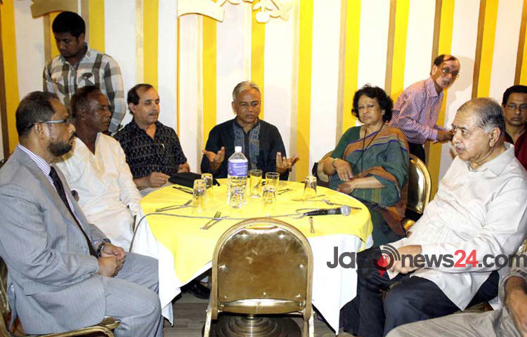 বৃহস্পতিবার বিকেল সাড়ে ৩টার দিকে রাজধানীর হোটেল ঈশা খাঁতে রাজনীতিবিদ ও বিশিষ্ট নাগরিকদের সঙ্গে গণফোরাম সভাপতি ড. কামাল হোসেনের চা-চক্র।