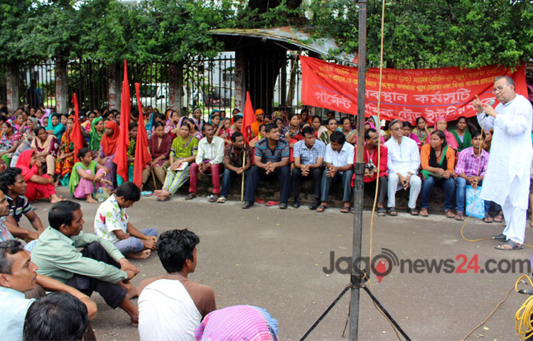 বকেয়া বেতন ও ঈদ বোনাসের দাবিতে গত ১২ জুলাই থেকে জাতীয় প্রেসক্লাবের সামনে টানা আন্দোলন করে যাচ্ছেন গার্মেন্ট শ্রমিকরা।