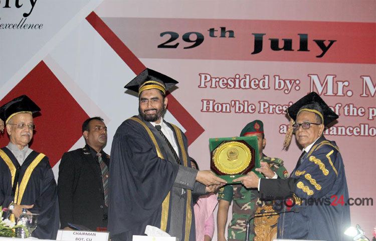 বঙ্গবন্ধু আন্তর্জাতিক সম্মেলন কেন্দ্রে মহামান্য রাষ্ট্রপতি ও সিটি ইউনিভার্সিটির চ্যান্সেলর মোঃ আবদুল হামিদ এর কাছ থেকে ক্রেস্ট গ্রহণ করছেন আলহাজ্ব মকবুল হোসেন।