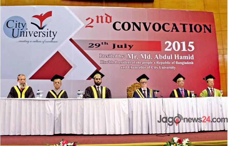 বঙ্গবন্ধু আন্তর্জাতিক সম্মেলন কেন্দ্রে মহামান্য রাষ্ট্রপতি ও সিটি ইউনিভার্সিটির চ্যান্সেলর মোঃ আবদুল হামিদ এর কাছ থেকে ক্রেস্ট গ্রহণ করছেন আলহাজ্ব মকবুল হোসেন।