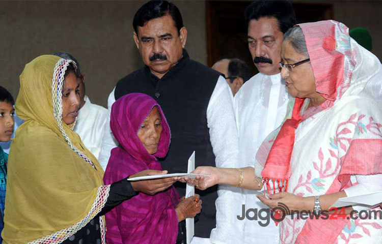 বৃহস্পতিবার প্রধানমন্ত্রীর কার্যালয়ে হরতাল-অবরোধে ক্ষতিগ্রস্তদের সহায়তার চেক হস্তান্তর অনুষ্ঠানে প্রধানমন্ত্রী শেখ হাসিনা।