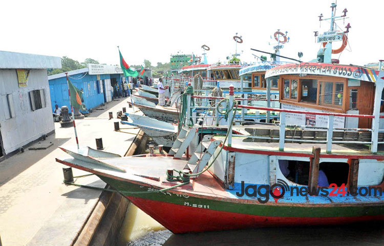 ঘূর্ণিঝড়ের ক্ষয়ক্ষতি থেকে রক্ষায় দৌলদিয়া ঘাটে লঞ্চগুলো সারিবদ্ধভাবে রাখা হয়।
