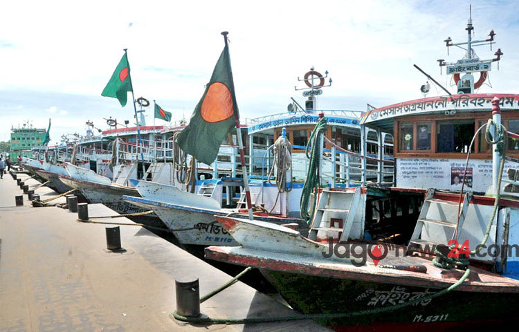 ঘূর্ণিঝড়ের ক্ষয়ক্ষতি থেকে রক্ষায় দৌলদিয়া ঘাটে লঞ্চগুলো সারিবদ্ধভাবে রাখা হয়।